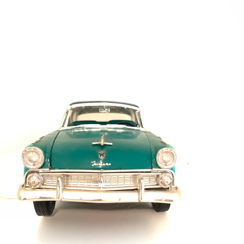 1955 FORD CROWN VICTORIA 1/18 DIECAST SIGNATURE